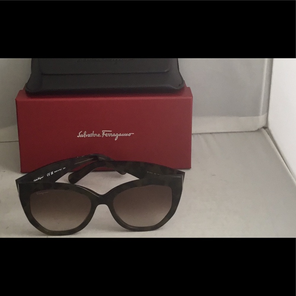 SALVATORE FERRAGAMO SUNGLASSES LADIES.